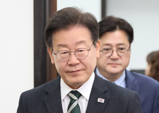 더불어민주당 이재명 대표와 홍익표 원내대표가 19일 국회에서 열린 당 최고위원회의에 참석하고 있다.<연합뉴스 사진>